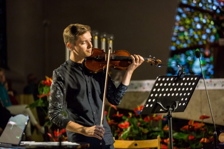 Skrzypek Karol Lipiński-Branka podczas „Dźwięków sprzeciwu”