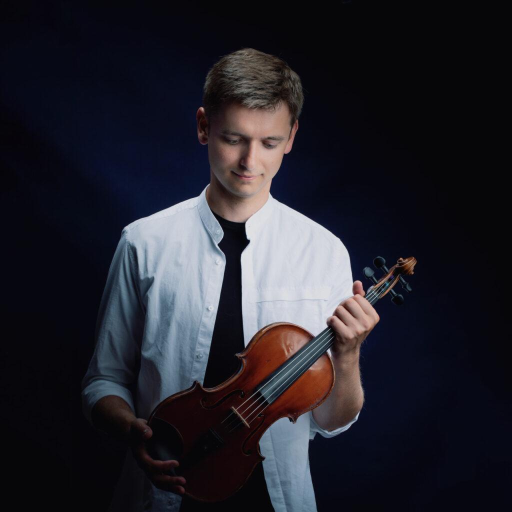 Karol Lipiński-Brańka, polski skrzypek, pedagog i menedżer kultury – portret w białej koszuli ze skrzypcami