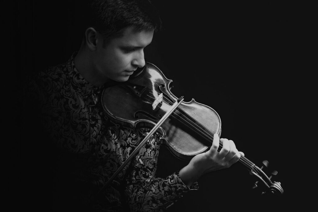 Artystyczne zdjęcie - Karol Lipiński Brańka gra na skrzypcach