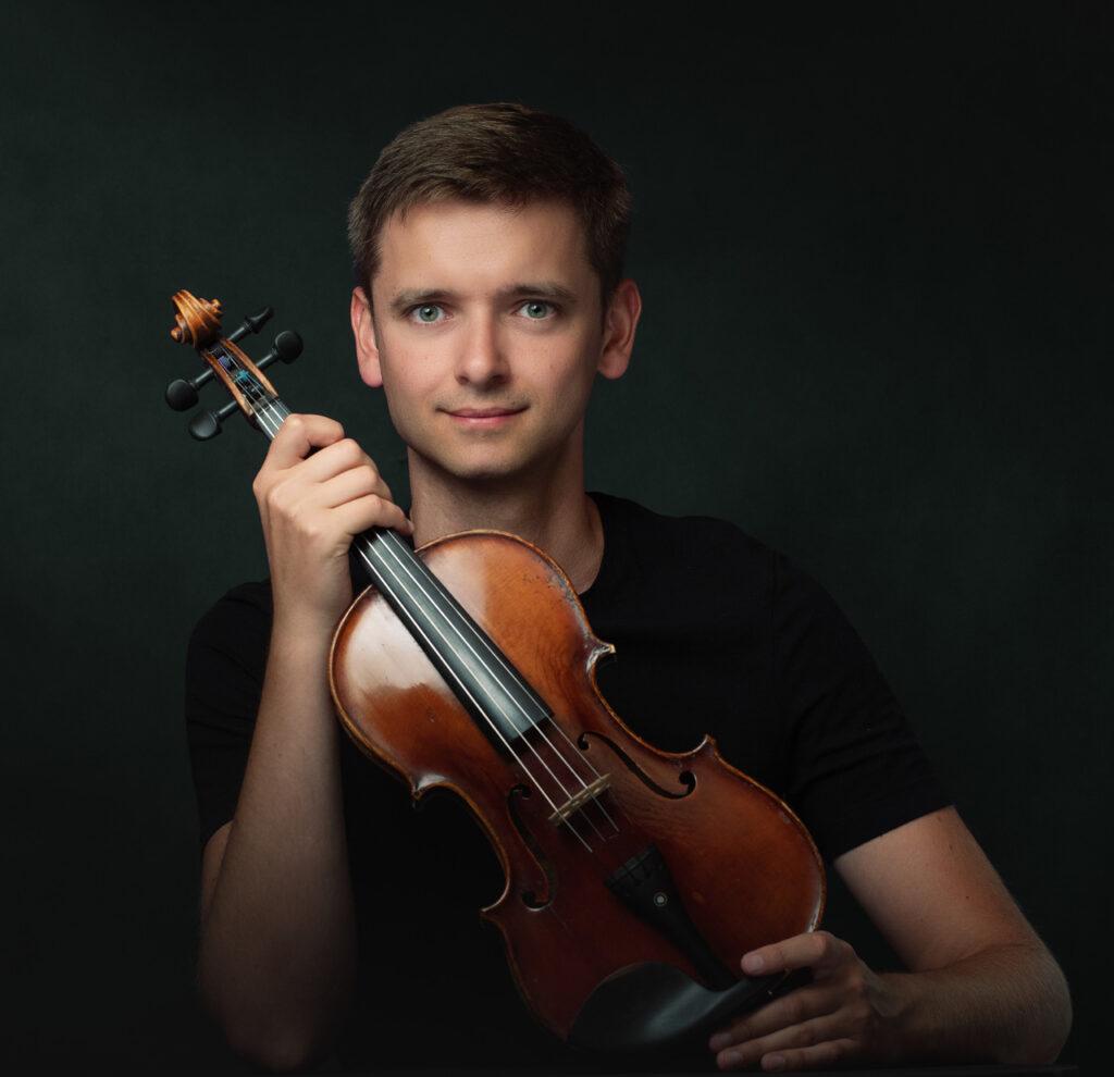 Artystyczny portret polskiego skrzypka i pedagoga Karola Lipińskiego-Brańki na ciemnym tle