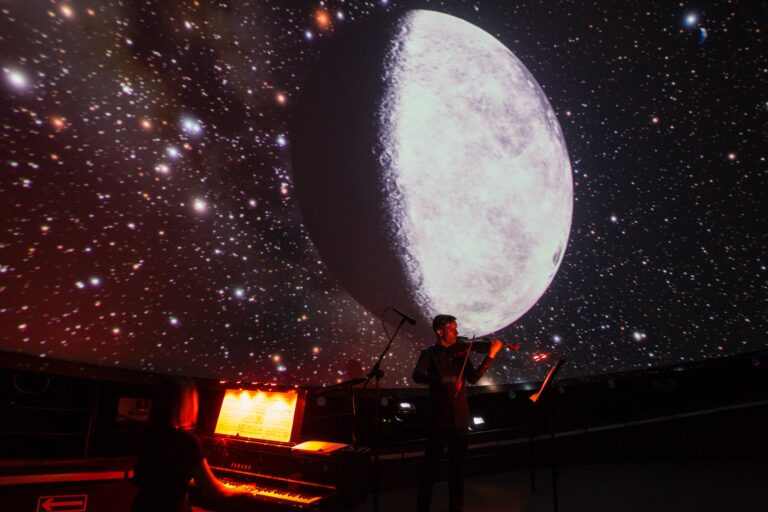 Nocne niebo jako oprawa projektu „Pod gwiazdami”