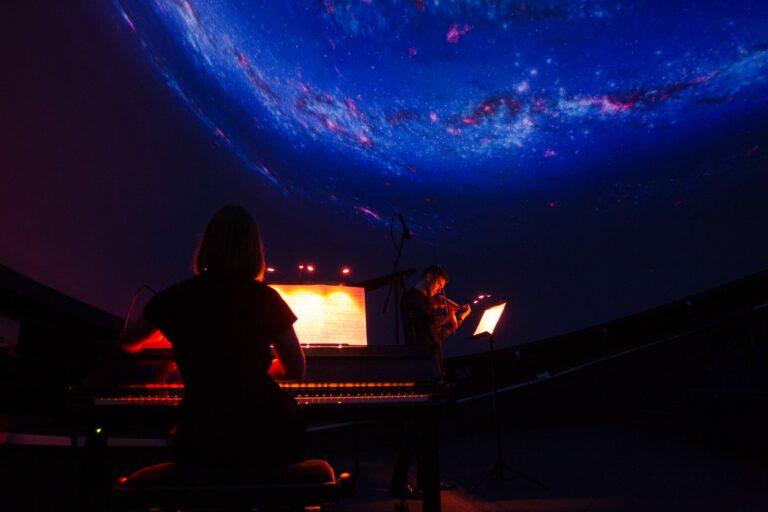 Skrzypek Karol Lipiński-Branka podczas projektu „Pod gwiazdami”